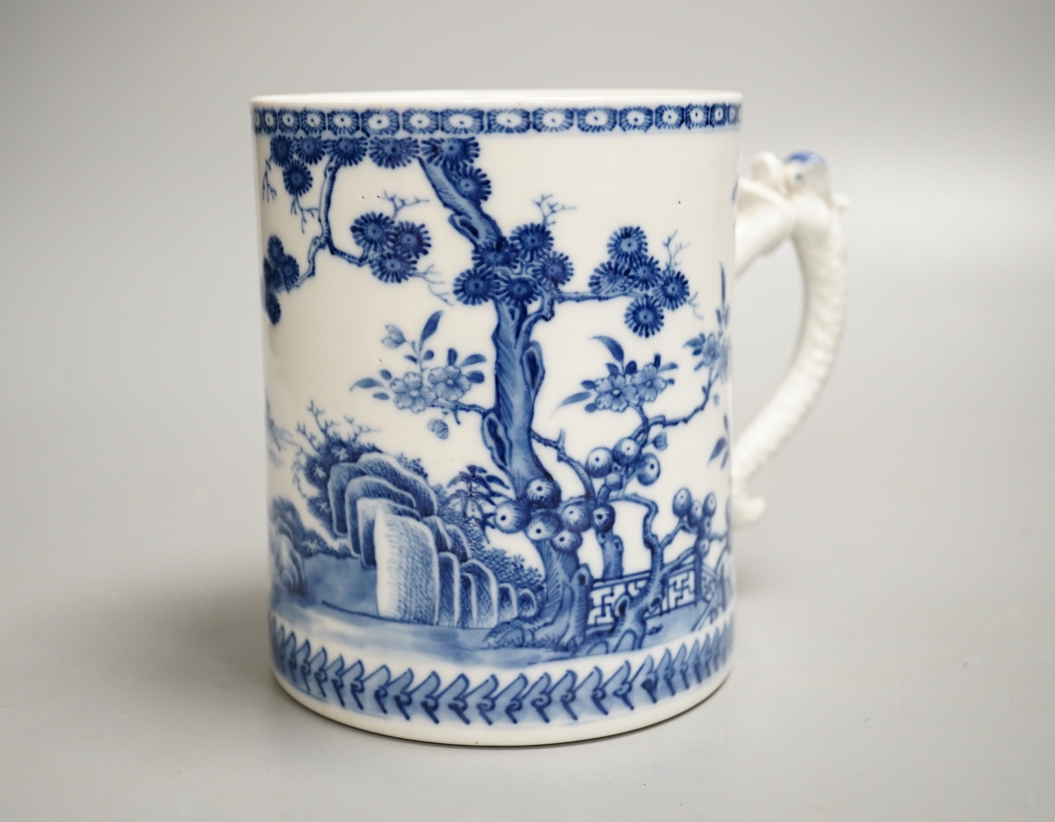A large Chinese blue and white export tankard, late 18th century. 13cm